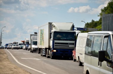 Bypass yolundaki trafik sıkışıklığı. Bypass yolunda araba kazası..