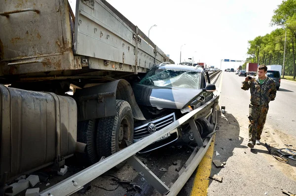 特写，绕行公路上的车祸雷诺 · 图阿雷格（Renault Tuareg）汽车在与MAZ相撞后. — 图库照片