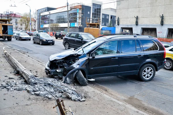 Wypadek, samochód uderzył w płot, uszkodzenie koła. — Zdjęcie stockowe