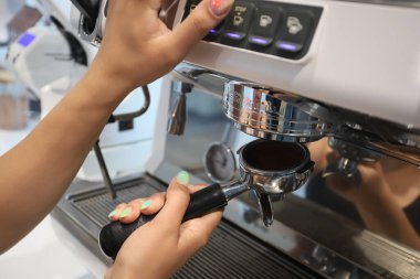 Minsk. Belarus - 06.06.2021: Kahve makinesinde kahve yapan sevimli barista.