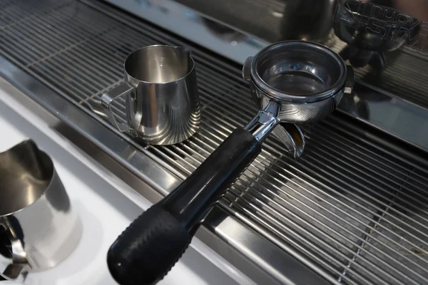 Máquina de café para preparar café aromático y fresco. — Foto de Stock