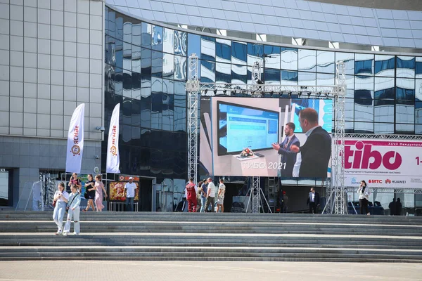 Minsk. Bielorrússia - 03.06.2021: Logotipo da exposição Tibo na fachada de um novo edifício com vidros. — Fotografia de Stock