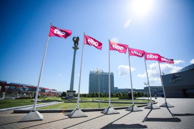 Minsk. Belarus: 06.03.2021 - Minsk 'teki Tibo sergisinin logosuna sahip sokaklarda bayraklar.