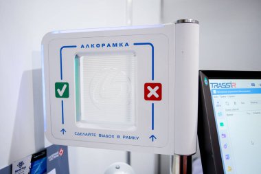 Minsk. Belarus: 03.06.2021 - Alcoramka, Minsk 'teki TIBO sergisinin standlarından birinde alkol analizi yap..