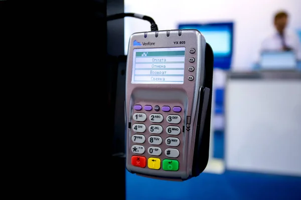 Minsk. Belarus - 03.06.2021 - Msinka 'daki Tibo sergisinde ödeme terminali. Banka kartlarıyla ödeme için terminal. Güvenli ödeme yöntemi. — Stok fotoğraf