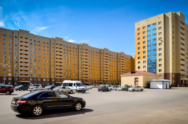 Nur-Sultan. Kazakistan: 04.09.2013 - İkamet merkezine park. Yerleşim yerleri sarı, mavi gökyüzüne karşı bir yerleşim yeri. Nur-Sultan. Kazakistan.