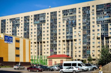 Nur-Sultan. Kazakistan: 04.09.2013 - Sarı binalar, mavi gökyüzüne karşı bir yerleşim alanı. Nur-Sultan. Kazakistan.