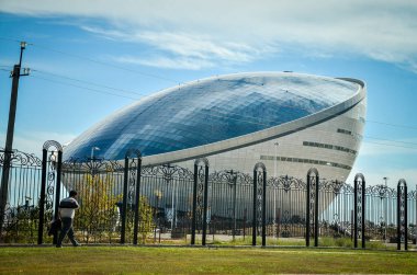 Nur-Sultan. Kazakistan - 04.09.2013 Mavi gökyüzüne karşı yeni gökdelen binası. Cam pencereler ve gökyüzü.
