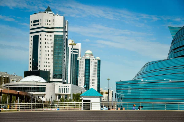 Nur-Sultan. Kazakistan - 04.09.2013 Mavi gökyüzüne karşı yeni gökdelen binası. Cam pencereler ve gökyüzü. — Stok fotoğraf