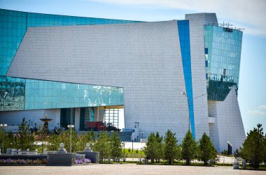 Nur-Sultan. Kazakistan - 04.09.2013 - Mavi gökyüzüne karşı yeni gökdelen binası. Cam pencereler ve gökyüzü.