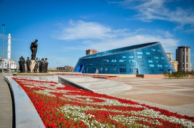 Nur-Sultan. Kazakistan - 04.09.2013 - Mavi gökyüzüne karşı yeni gökdelen binası. Cam pencereler ve gökyüzü.