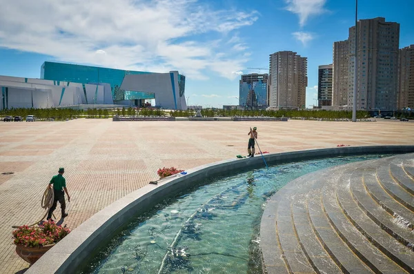 Nur-Sultan. Kazakistan: 04.09.2013 - Şehir meydanındaki çeşme temizleyicileri. Fantan, Nur-Sultan, Kazakistan. — Stok fotoğraf