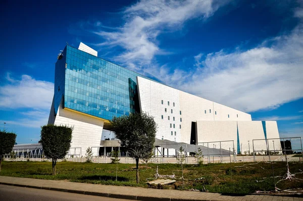 Nur-Sultán. Kazajstán - 04.09.2013 - El nuevo edificio de rascacielos contra el cielo azul. Ventanas de vidrio y cielo. — Foto de Stock