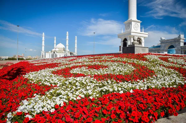 スルタン出身。カザフスタン- 04.09.2013 -カザフスタンの首都、ヌルサルタンにおける赤と白の花の花の配置. — ストック写真