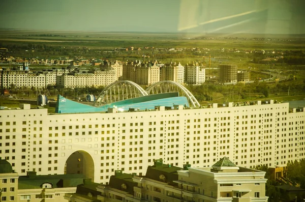 Nur-Sultán. Kazachstán - 03.09.2013 - Pohled z vyhlídkové paluby nových kancelářských a administrativních budov v hlavním městě Kazachstánu, Nur-Sultán. — Stock fotografie