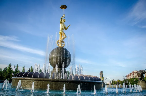 Nur-Sultan. Kazakstan - 03.09.2013 - Fontän med en guldstaty i centrum av Kazakstans huvudstad Nur-Sultan. — Stockfoto