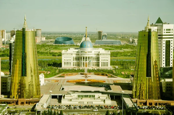 Nur-Sultan. Cazaquistão - 03.09.2013 - Vista do convés de observação dos novos escritórios e edifícios administrativos na capital do Cazaquistão, Nur-Sultan. — Fotografia de Stock