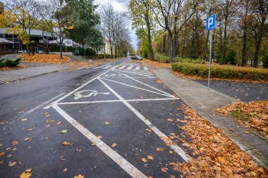 Bialystok. Polonya: 20.10.2014 - Şehirde ücretli araç parkı. Bialystok, Polonya 'da sonbahar, yağmur, ücretli park.