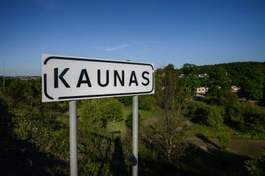 Kaunalar. Litvanya - 06.06.2015 - Kaunas işareti yeşillik ve gökyüzünün arka planına karşı şehrin adının işaretidir..