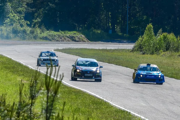 Kowno. Litwa - 07.06.2015 - Samochody na torze wyścigowym. Konkurencja w zakresie prędkości samochodów w Kownie. — Zdjęcie stockowe