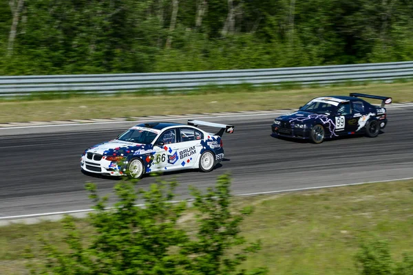 Kaunas. Litva - 07.06.2015 - Auta na závodní dráze. Rychlostní soutěž v Kaunasu. — Stock fotografie