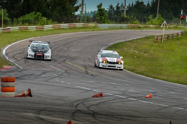 Kowno. Litwa - 07.06.2015 - Samochody na torze wyścigowym. Konkurencja w zakresie prędkości samochodów w Kownie. — Zdjęcie stockowe