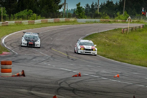 Kaunas vagyok. Litvánia - 07.06.2015 - Autók a versenypályán. Autósebesség verseny Kaunasban. — Stock Fotó