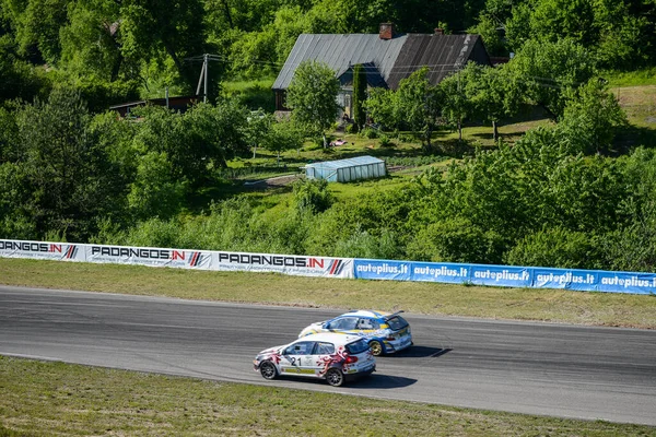 Kaunas vagyok. Litvánia - 07.06.2015 - Autók a versenypályán. Autósebesség verseny Kaunasban. — Stock Fotó