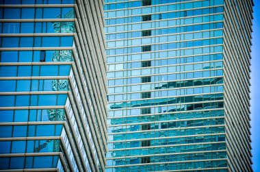 Gökdelenlerin pencerelerini kapatın. Gökyüzüne karşı cam gökdelenler cam pencereler ve gökyüzü..