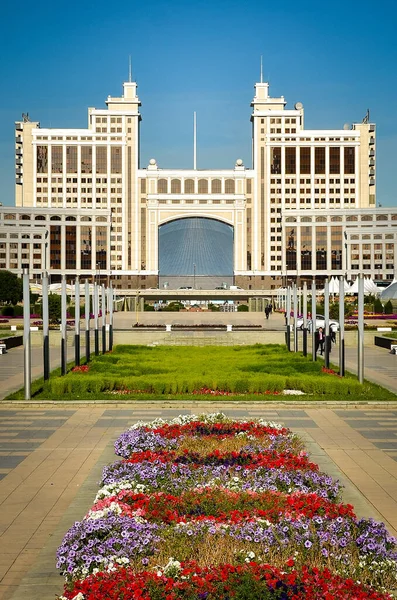 スルタン出身。カザフスタン- 2013年3月9日-カザフスタン・ヌールスルタンの新オフィスビル. — ストック写真