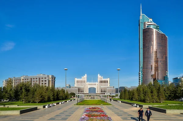 Nur-Sultan. Cazaquistão - 03.09.2013 - Novos edifícios de escritórios em Nur-Sultan, Cazaquistão. — Fotografia de Stock