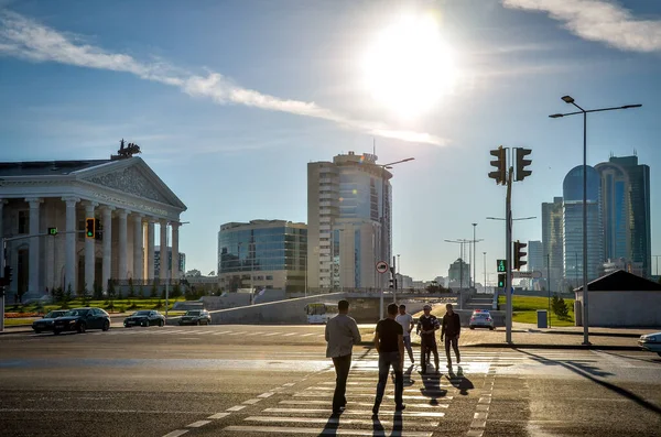 Nur-Sultan. Cazaquistão - 03.09.2013 - Tráfego nas ruas de Nur-Sultan, Cazaquistão. — Fotografia de Stock