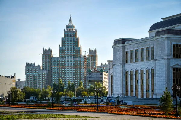 Nur-Sultan. Cazaquistão - 09.03.2013 - Novos escritórios e edifícios administrativos na capital do Cazaquistão, Nur-Sultan. — Fotografia de Stock