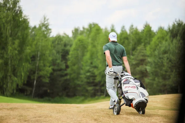 Minsk. Belarus 25.06.2021 - Golfer with a putter on the field. — Stock Photo, Image