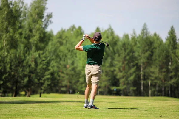 Minsk. Belarús 25.06.2021 - Golfista con un putter en el campo. —  Fotos de Stock