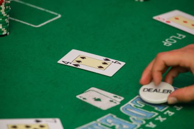 Minsk. Beyaz Rusya - 25.06.2021 Yeşil kumar masasında kumarhane fişleri