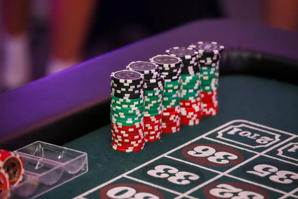 Minsk. Belarús - 25.06.2021 - Fichas en el casino jugando a la mesa. Cubierta de tabla verde. —  Fotos de Stock