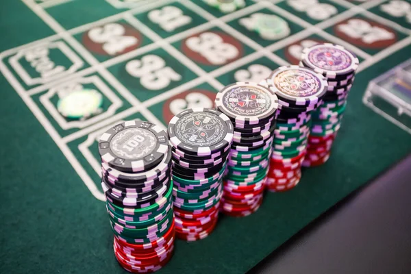 Minsk. Weißrussland - 25.06.2021 - Chips auf dem Casino-Spieltisch. Grüne Tischdecke. — Stockfoto