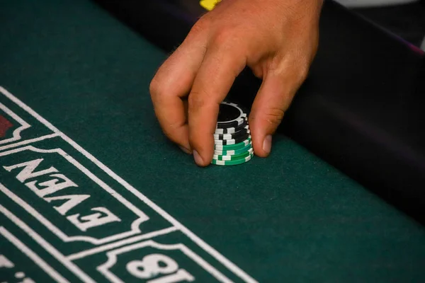 Minsk. Belarús - 25.06.2021 - Mesa de juego verde en el casino. Jugar a las cartas para el casino. —  Fotos de Stock