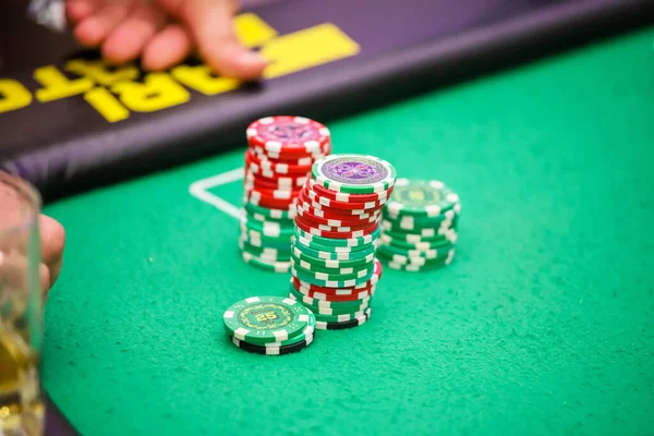 Minsk. Belarus - 25.06.2021 - Patatine del casinò sul tavolo da gioco verde — Foto Stock