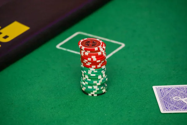 Minsk. Weißrussland - 25.06.2021 - Casino-Jetons auf dem grünen Glücksspieltisch — Stockfoto