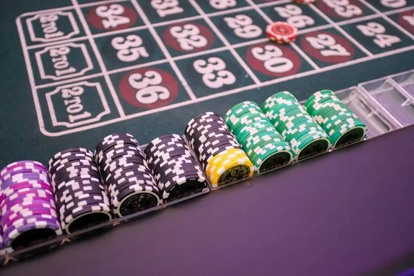 Minsk. Bielorussia - 25.06.2021 - Chips sul tavolo da gioco del casinò. Copertura tavolo verde. — Foto Stock