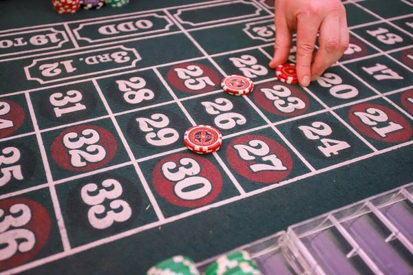 Minsk. Weißrussland - 25.06.2021 - Chips auf dem Casino-Spieltisch. Grüne Tischdecke. — Stockfoto