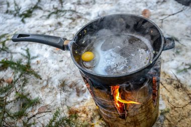 Belarus - 02.02.2015 - Kış ormanında çırpılmış yumurta, oduncular öğle yemeği.