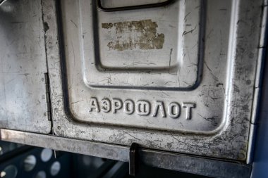 İsviçre - 05.29.2015 - Uçaktaki kokpit. Uçak penceresinden bak. Uçak kontrol aygıtları.