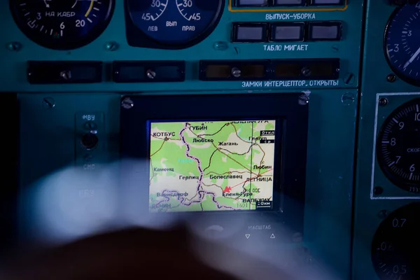 Zwitserland - 05.29.2015 - De cockpit in het vliegtuig. Zicht vanuit het vliegtuigraam. Besturingssystemen voor luchtvaartuigen. — Stockfoto