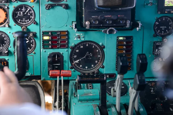 Zwitserland - 05.29.2015 - De cockpit in het vliegtuig. Zicht vanuit het vliegtuigraam. Besturingssystemen voor luchtvaartuigen. — Stockfoto