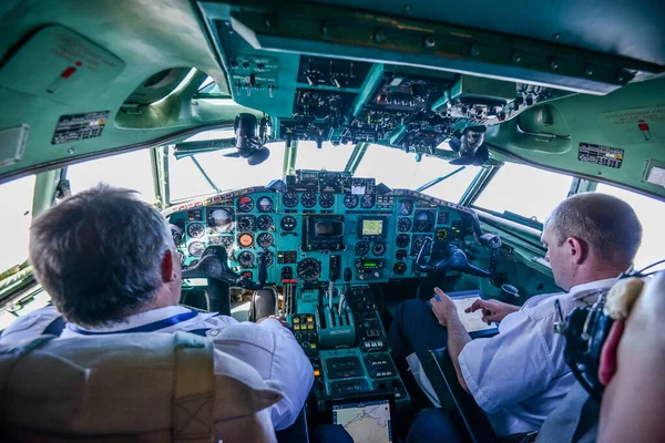 Suiza - 05.29.2015 - La cabina del avión. Vista desde la ventana del avión. Dispositivos de control de aeronaves. —  Fotos de Stock