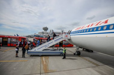 İsviçre - 05.29.2015 - Bulutlarda gökyüzüne karşı uçak