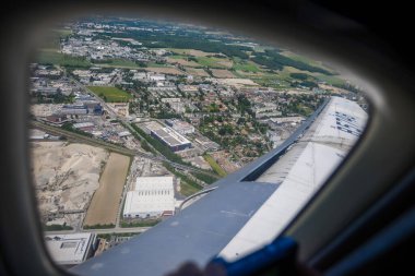 İsviçre - 05.29.2015 - uçağın penceresinden, yerdeki binalardan görüntü. Yukarıdan görüntüle.